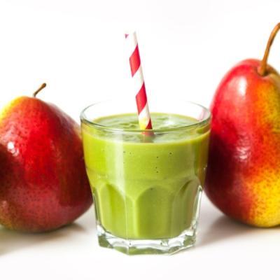 Green smoothies recipes for beginners with lamb's lettuce, pear, grapes and banana.
