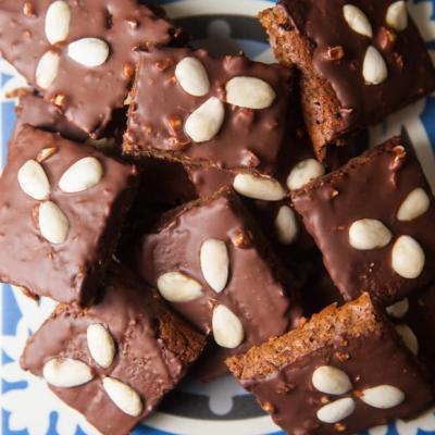 Gingerbread recipe: with chocolate coating and almonds.