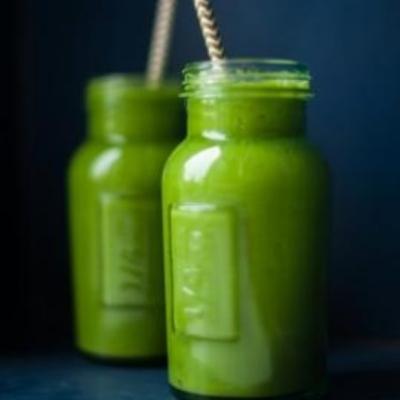 https://media.gruenesmoothies.com/media/recipes/400x400/sommer-smoothie-rezept-mit-pak-choi.jpg