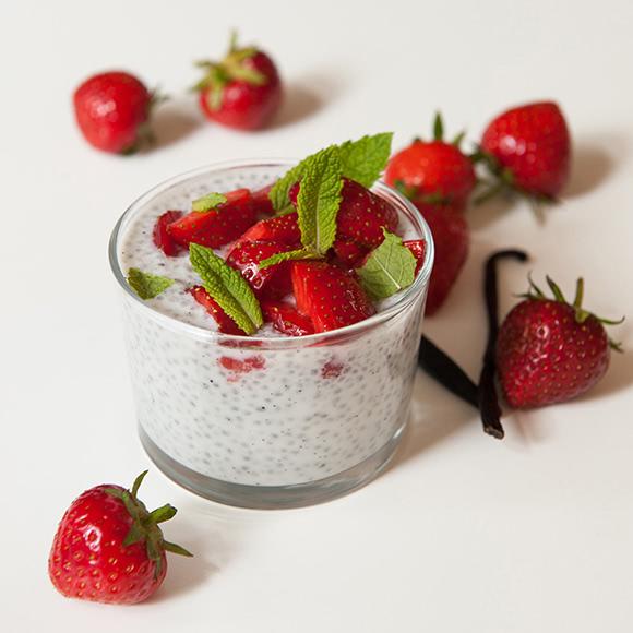 Chia seeds recipe for vanilla pudding with fresh strawberries