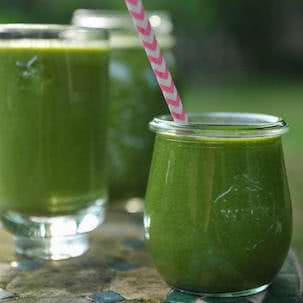 Mango smoothie with grapefruit and mint