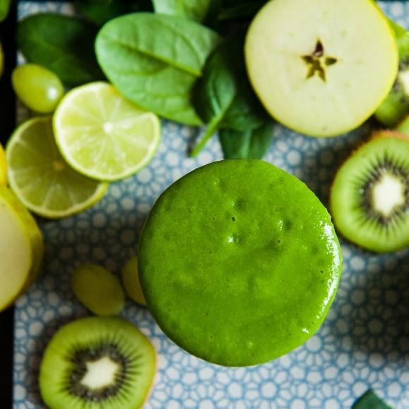 Spinach smoothie with kiwi
