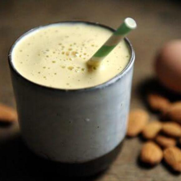 White smoothies recipe with almond milk and mango