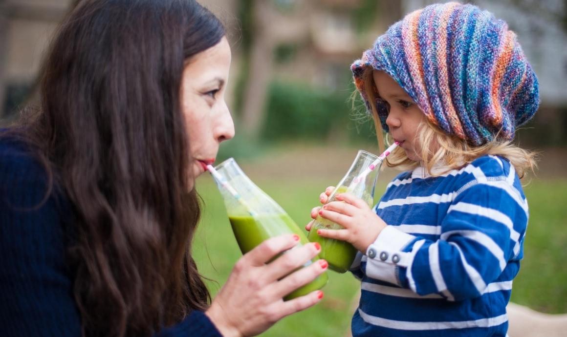 Detox cleanse for young and old: Carla and little Vida, Svenja's daughter drink green smoothies.