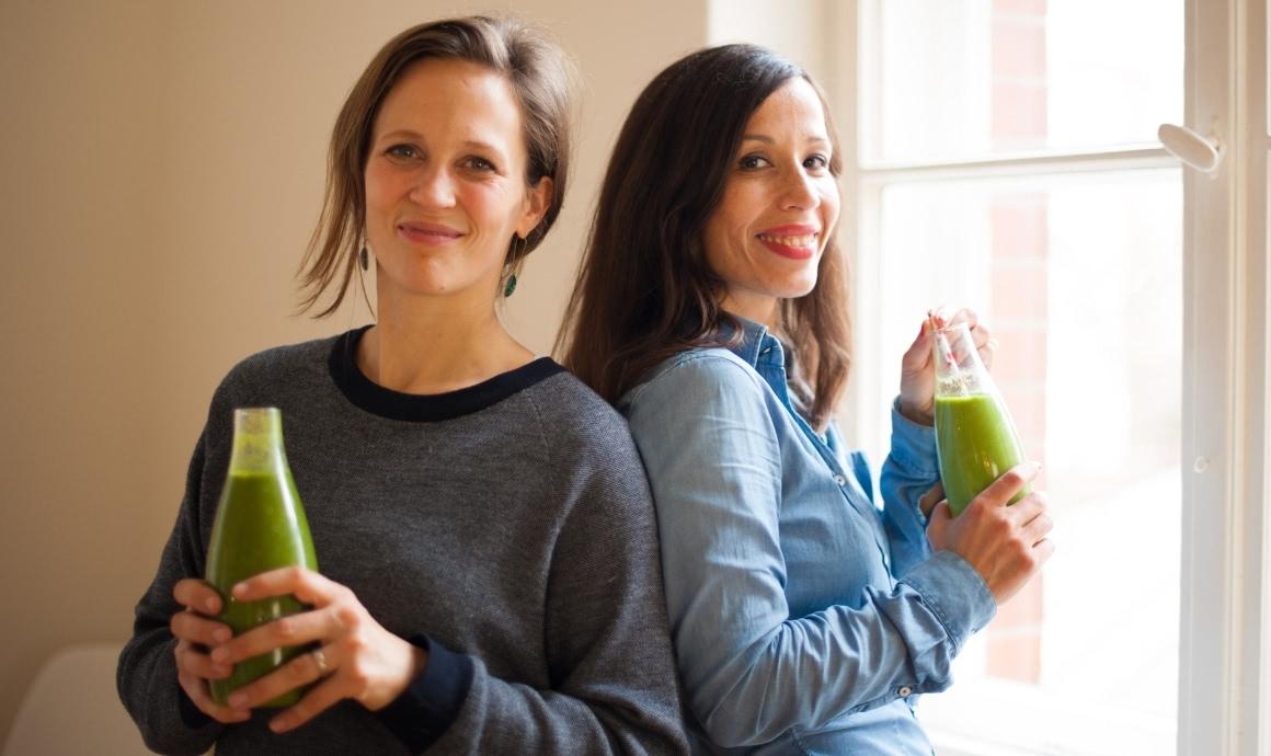 Svenja and Carla drink green smoothies.