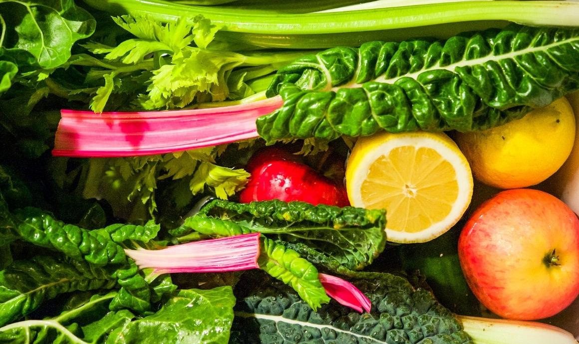 Is chard unhealthy as a smoothie ingredient because of oxalic acid?