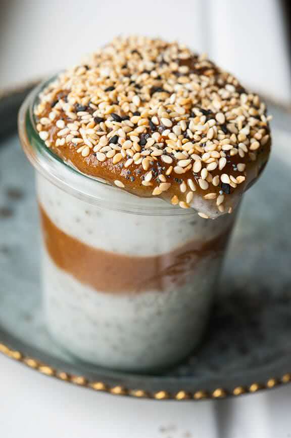 Chia seed recipe: Chia pudding with date cream and sesame seeds