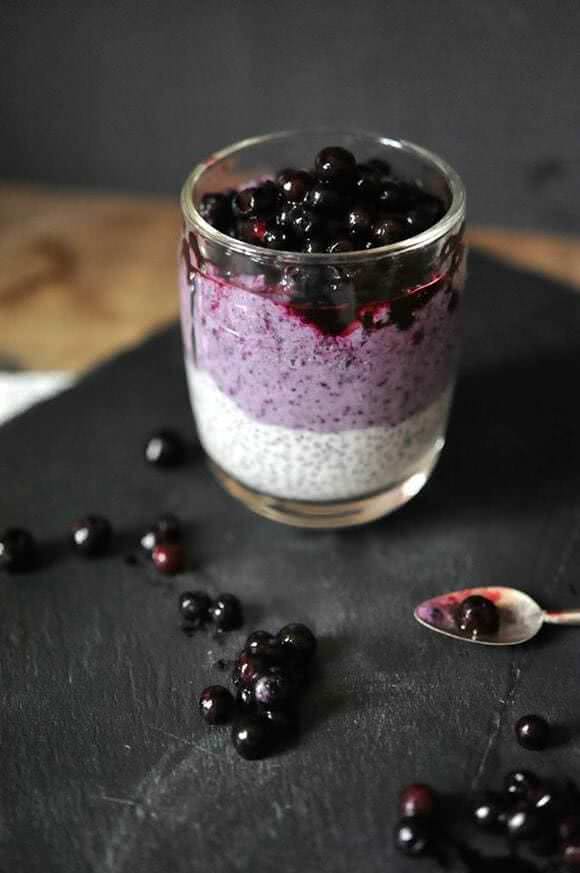 Chia seed recipe: Chia pudding with almond milk and blueberries