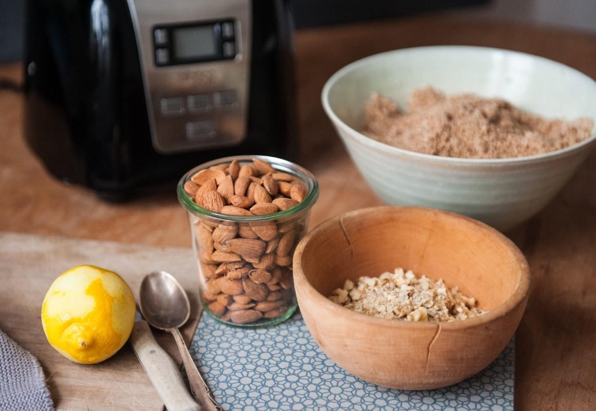 Grind the almonds and flax seeds in a blender, for the gingerbread dough