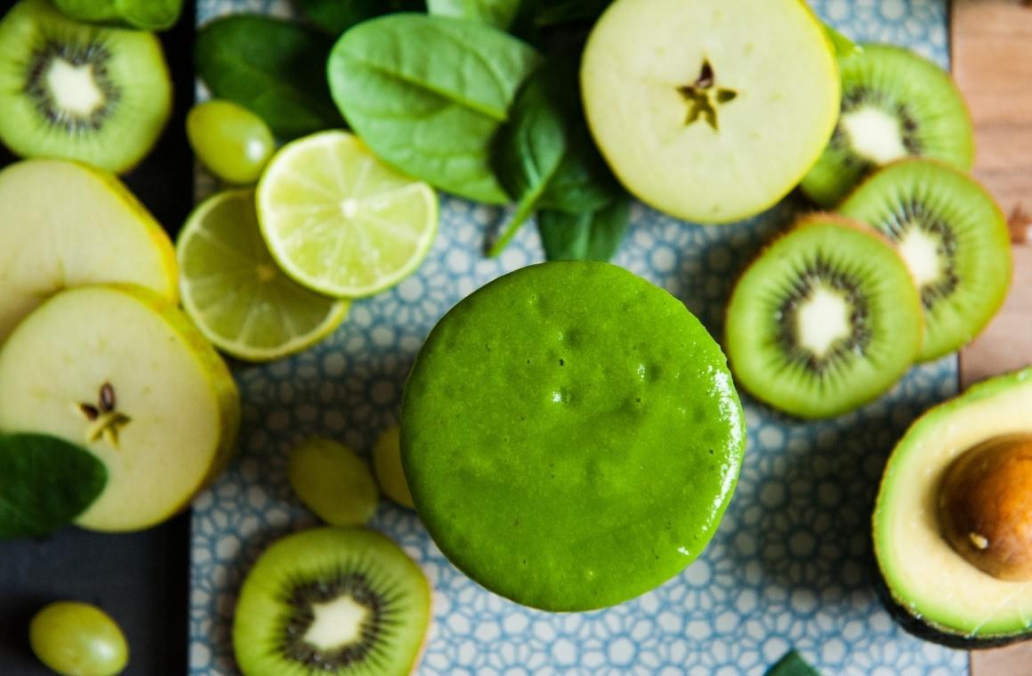 Spinach smoothie recipe with Apple, Kiwi and Grapes