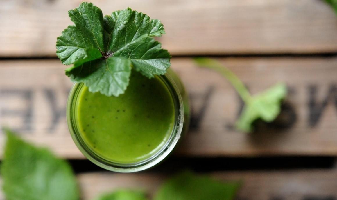 Wild herbs smoothie recipe with pear