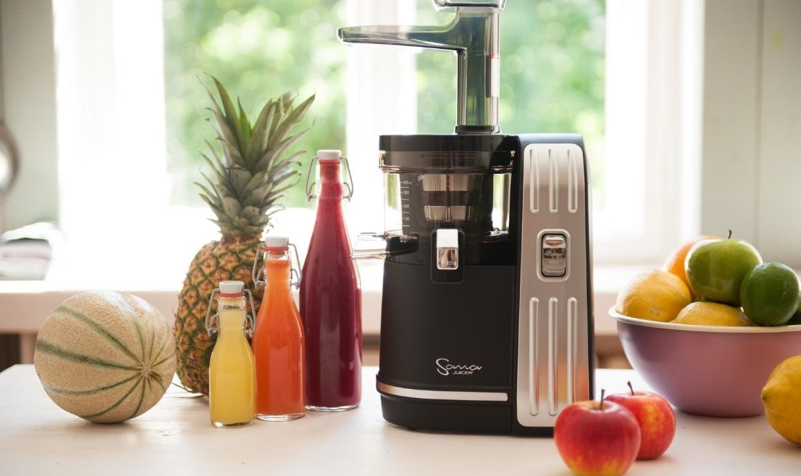 Slow juicer for fruit and vegetable juices