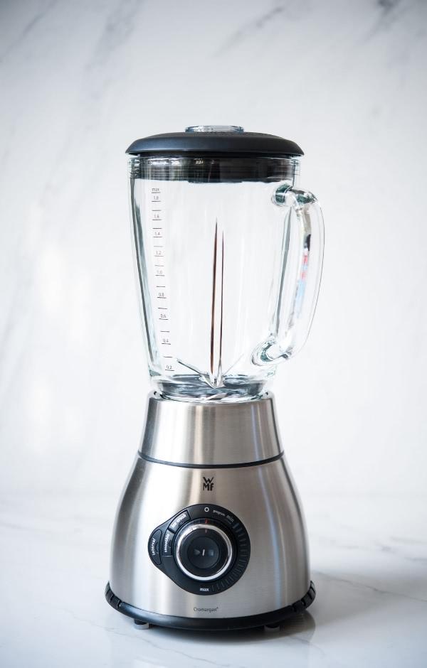 Kitchen blenders also belong to the category of stand blenders
