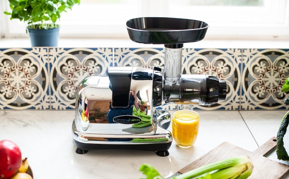 Make freshly squeezed juices with the Omega 8228