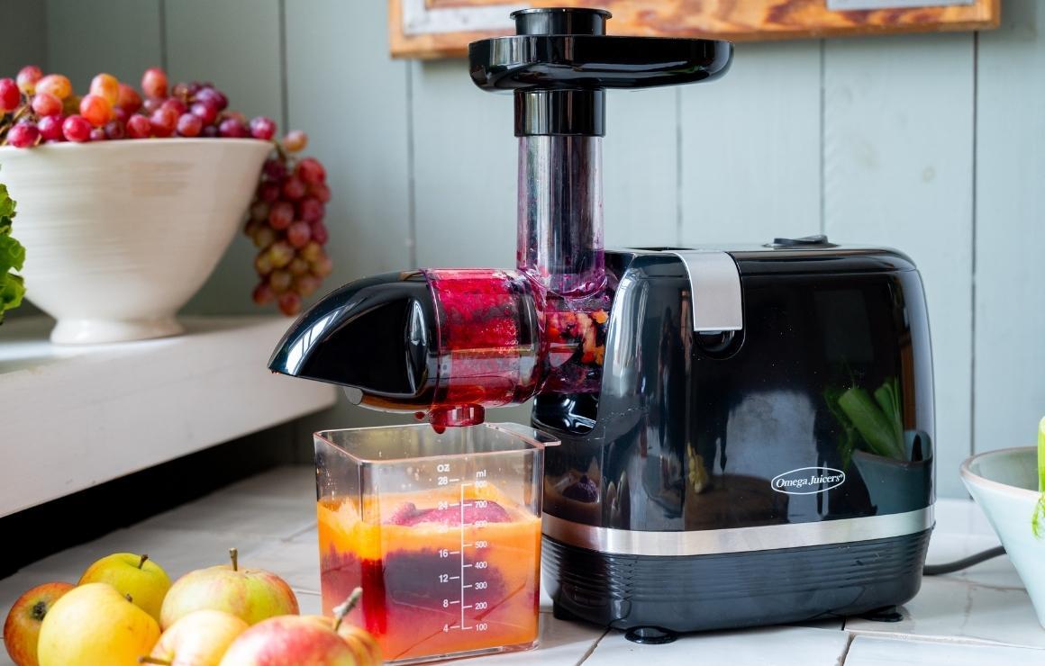 Make fresh beetroot and carrot juice with the Omega Juicers H3000R-F