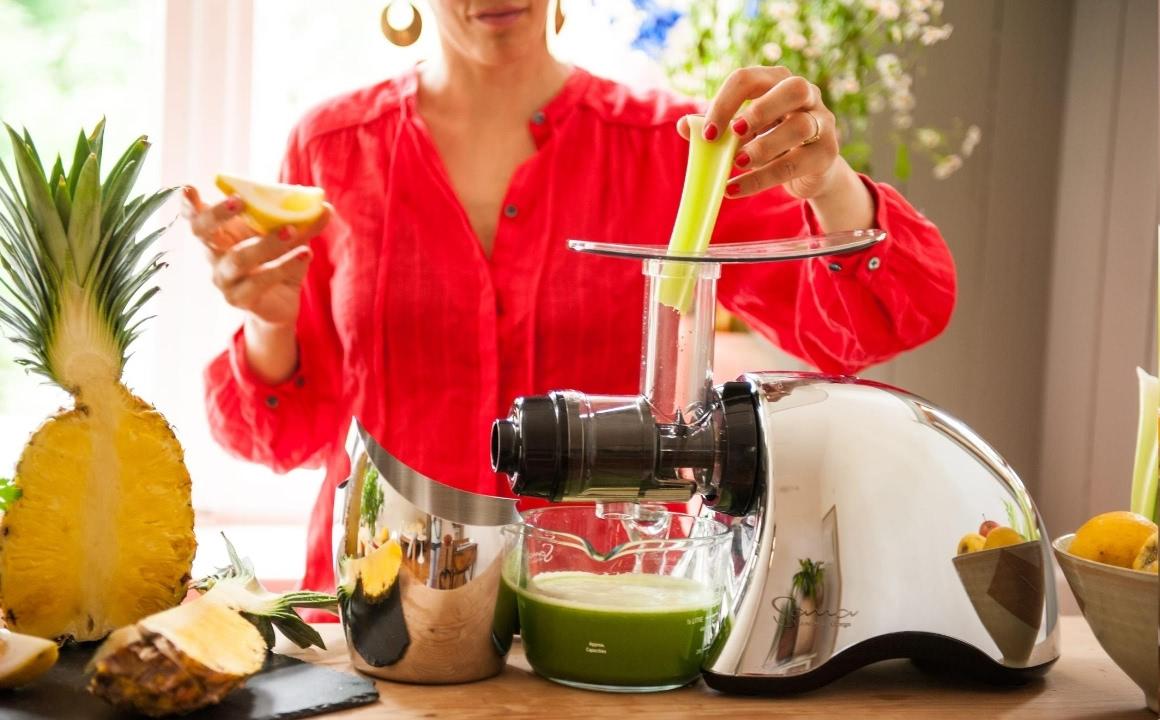 Make cold-pressed celery juice using the Sana Juicer by Omega 707