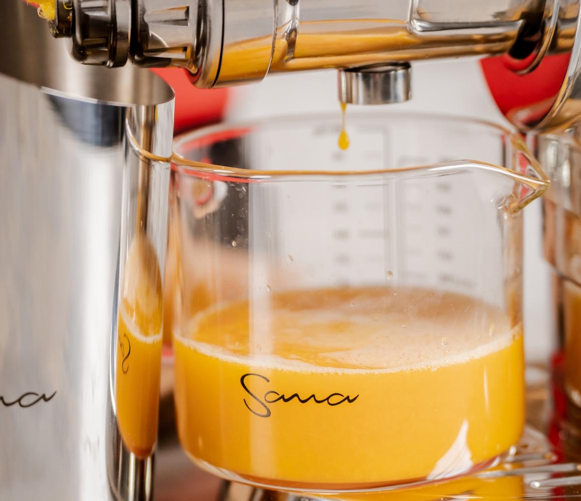 Make orange juice with the Sana Ultimate 929.