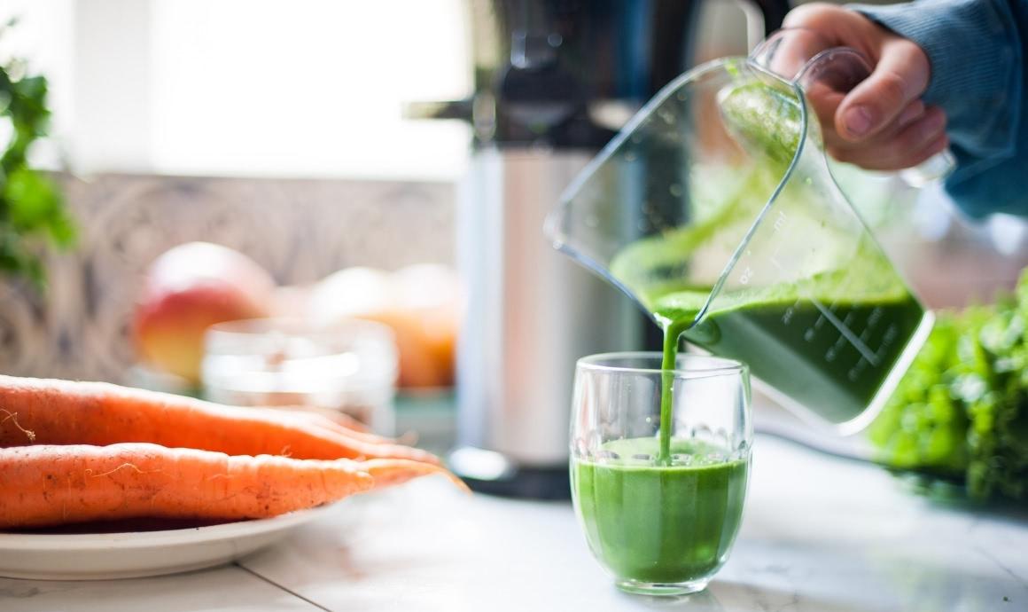 Prepare celery juice with the Tribest Shine compact juicer