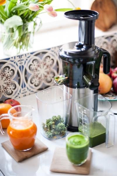Prepare green juices and vegetable juices with the Tribest Shine compact juicer