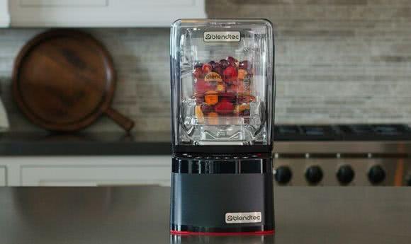 Blendtec Professional 800 filled with fruit for the preparation of a fruit smoothie